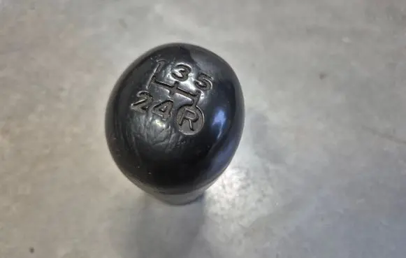 Toyota Hilux (AN10, AN20, AN30) Gear lever shifter trim leather/knob 