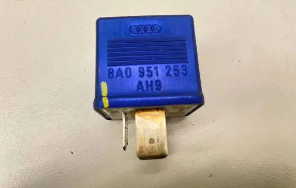 Volkswagen Touareg I Other relay 8A0951253