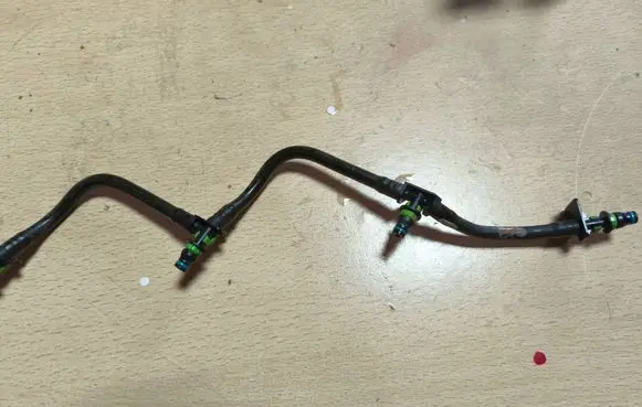 Ford Kuga II Fuel injector supply line/pipe 