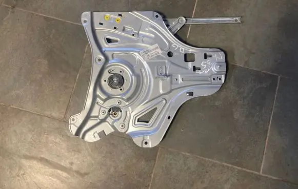 Front window lifting mechanism without motor