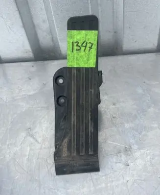 Accelerator throttle pedal