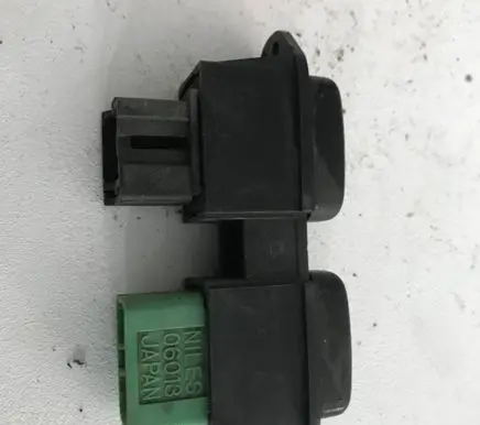 Nissan Micra Hazard light switch 06013