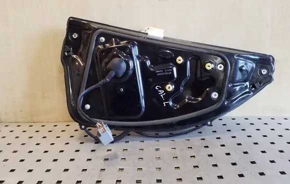 Rear door manual window regulator