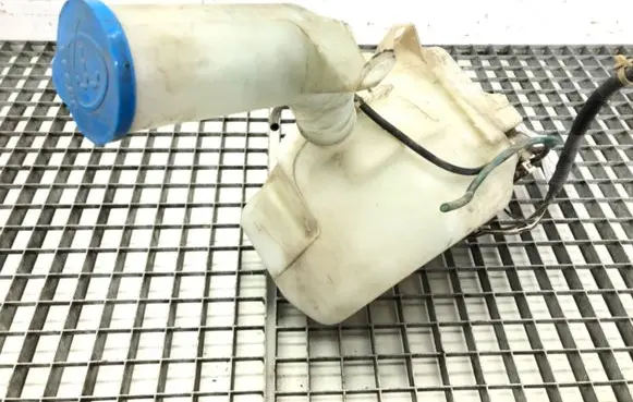Honda CR-V Windshield washer fluid reservoir/tank
