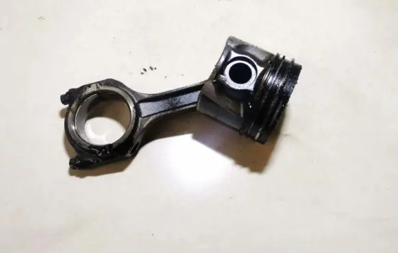 Ford Focus Piston with connecting rod