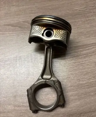 Subaru Forester SJ Piston with connecting rod B6m1m1