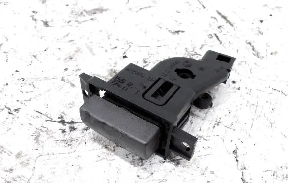 BMW 7 E65 E66 Glove box opening button 7148752