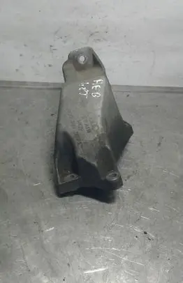 Volkswagen PASSAT B5 Engine mounting bracket 8D0199307L