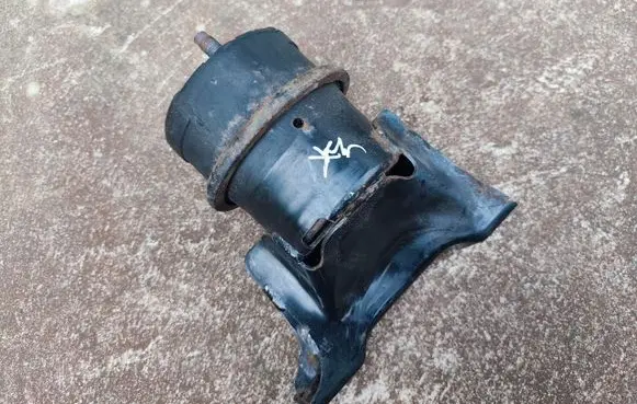 Engine mount bracket