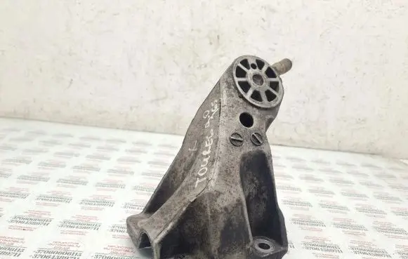 Volkswagen Touareg I Engine mounting bracket 7L6199308B