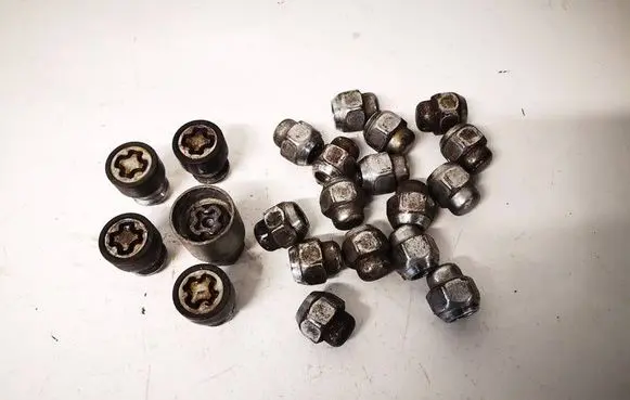 Nissan X-Trail T32 Nuts/bolts 