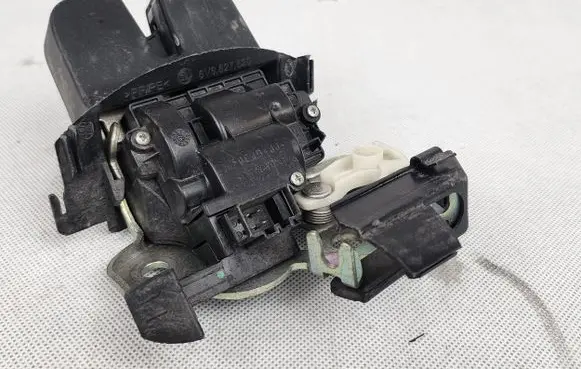 Skoda Fabia Mk3 (NJ) Tailgate/trunk/boot lock/catch/latch 8R0827505