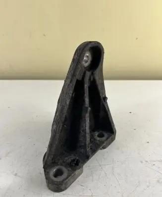 Jaguar XF X250 Engine mounting bracket
