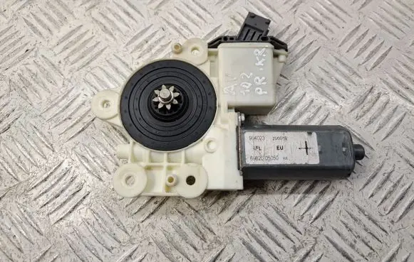 Toyota Avensis T250 Front door window regulator motor 6982005050 994023