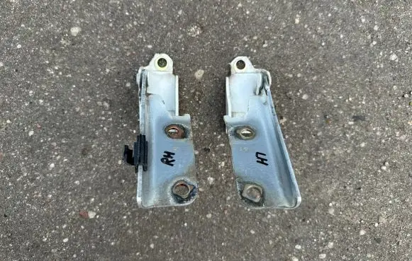 Mitsubishi Pajero Engine bonnet/hood hinges MR292043 MR292044