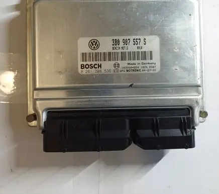 Volkswagen PASSAT B5.5 Engine control unit/module 3B0907557S 0261208536