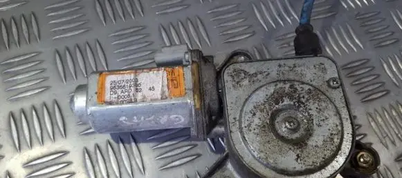 Peugeot 406 Front door window regulator motor 9636619380