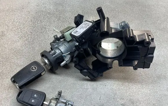 Opel Zafira C Ignition lock 13383062 23284107