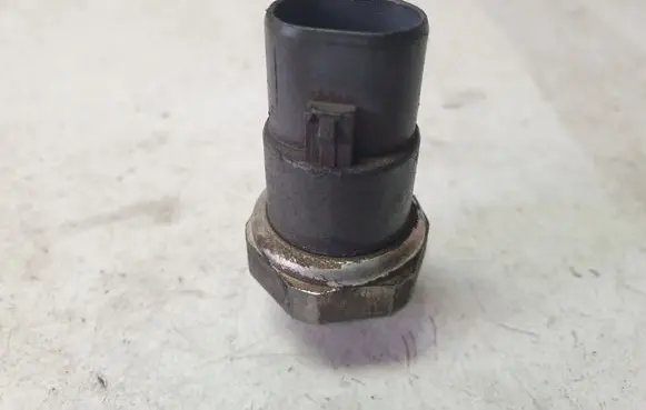 Mazda 5 Air conditioning (A/C) pressure sensor L5031B01A06