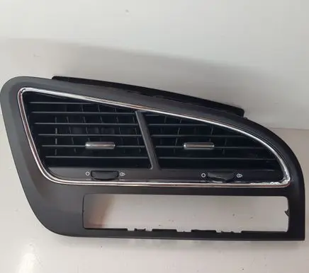Peugeot 5008 Dash center air vent grill