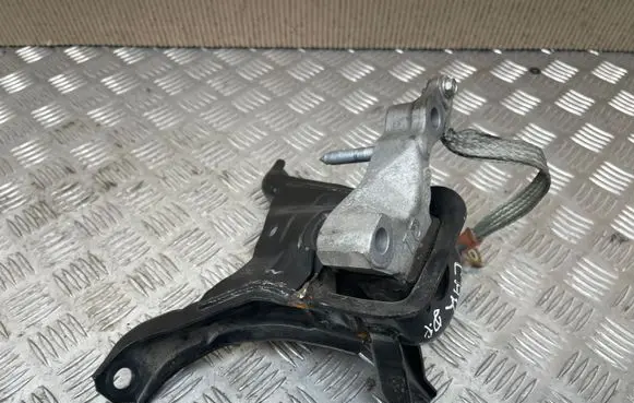 Toyota C-HR I Engine mount bracket