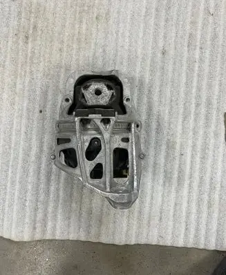 Audi Q7 4M Engine mount bracket 4M0199371B 4M0199371