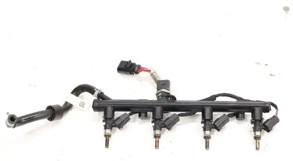 Seat Leon (5F) Fuel injector supply line/pipe 06K133681E