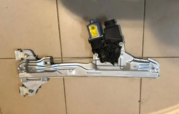 Hyundai Kona I Front door window regulator with motor 82402J9010 82460J9010