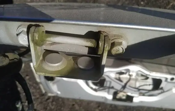 Subaru Impreza III Tailgate/trunk/boot hinge