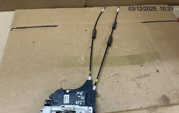 Mitsubishi L200 Front door lock 5715A481