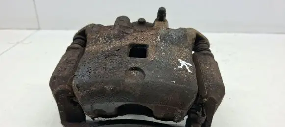 Nissan Juke I F15 Front brake caliper 