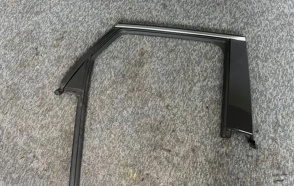 Opel Crossland X Rear door windshield rail 39125419