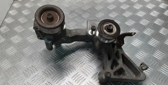 Mitsubishi Outlander Generator/alternator bracket 