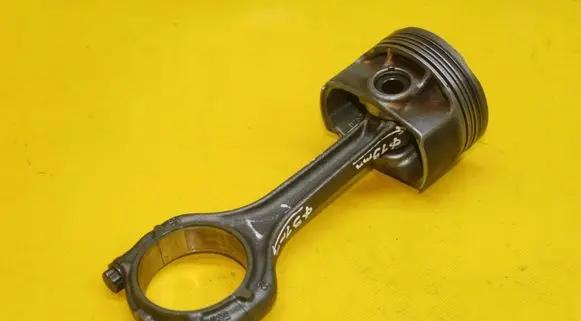 Volkswagen Golf VII Piston with connecting rod