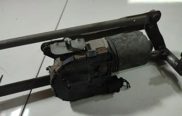 Skoda Octavia Mk2 (1Z) Wiper motor 0390241754