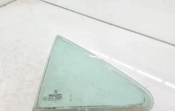 Peugeot 405 Rear vent window glass AS2