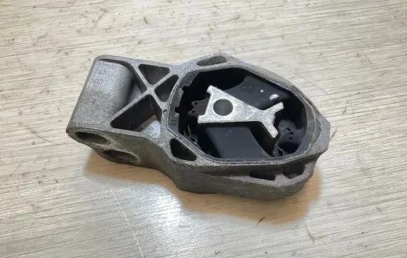 Volvo XC40 Engine mount bracket 32137432