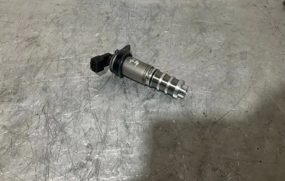 BMW 5 F10 F11 Camshaft vanos timing valve 8605123 13151880