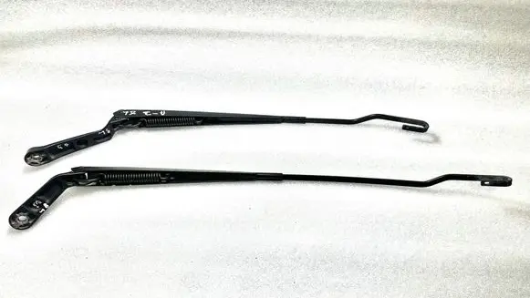 Audi A3 S3 8L Front wiper blade arm 8L1955407A 8L1955408A