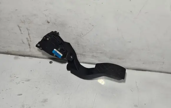 Volkswagen PASSAT B5.5 Accelerator throttle pedal 8D1723523M
