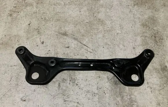Mercedes-Benz C W204 Steering rack mounting bracket A2046280011