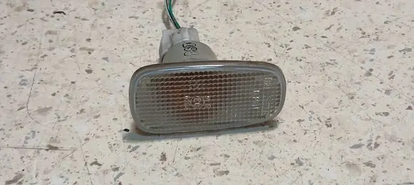 Toyota Yaris Verso Front fender indicator light E130294