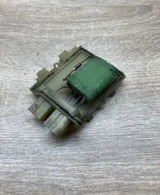 Volkswagen PASSAT B4 Heater blower motor/fan resistor 357959263 881044934