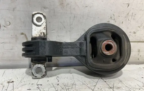 Honda FR-V Engine mount bracket 