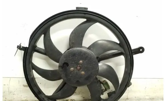 Radiator cooling fan shroud