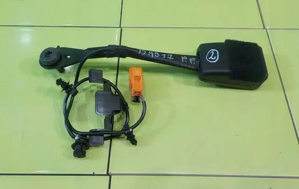 Opel Meriva B Front seatbelt 628598800D ZAPINKA