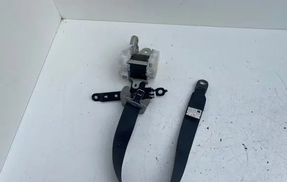 Lexus IS 220D-250-350 Front seatbelt