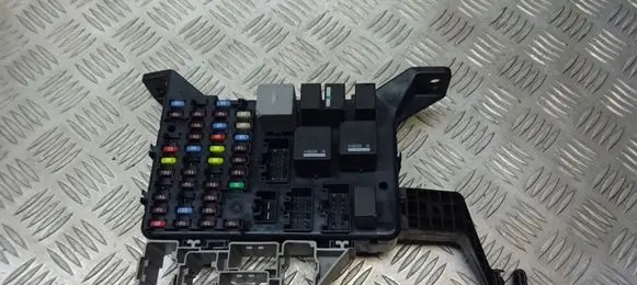 Ford Mondeo Mk III Fuse box cover 4S7T-14A073-AB