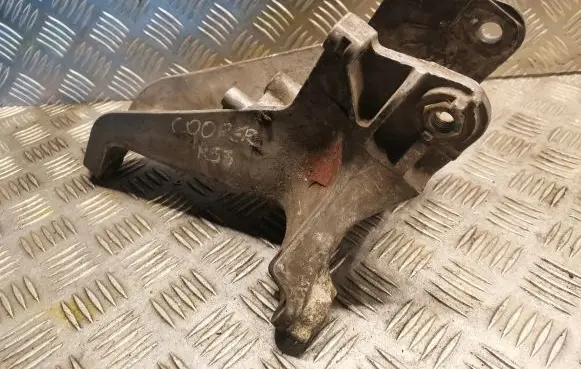 Gearbox mounting bracket
