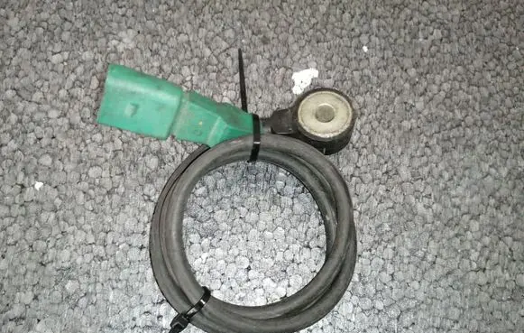 Volkswagen PASSAT B5.5 Detonation knock sensor 07D905377